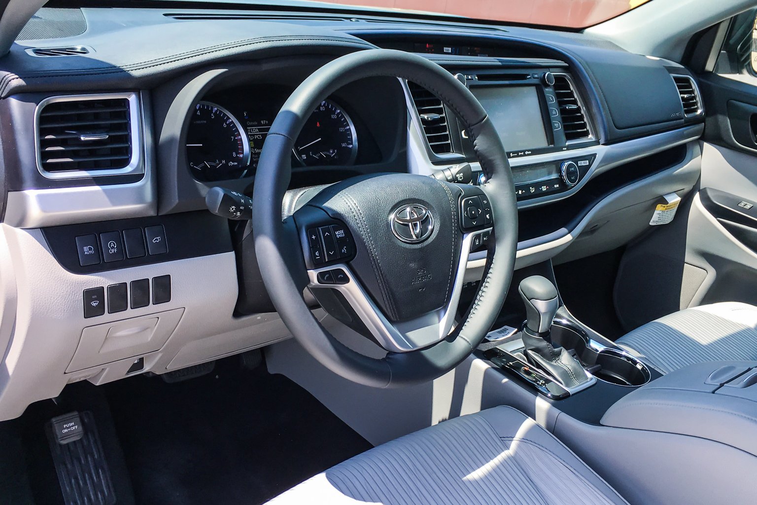 New 2018 Toyota Highlander Le Plus Sport Utility In Cathedral City 